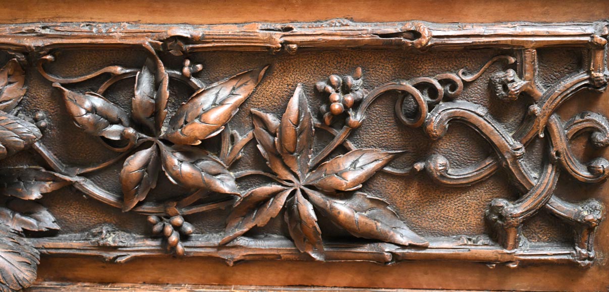 TAHAN (attribué à) — Importante armoire à glace en noyer sculpté à décor naturaliste-10