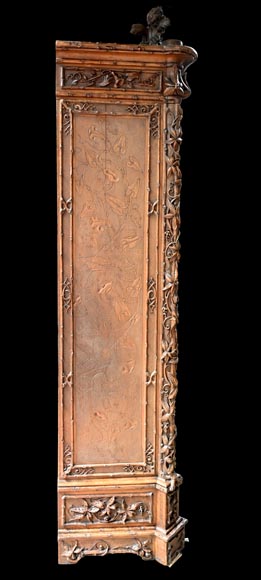 TAHAN (attribué à) — Importante armoire à glace en noyer sculpté à décor naturaliste-11