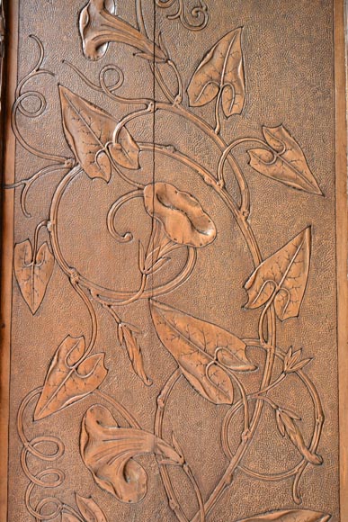 TAHAN (attribué à) — Importante armoire à glace en noyer sculpté à décor naturaliste-12