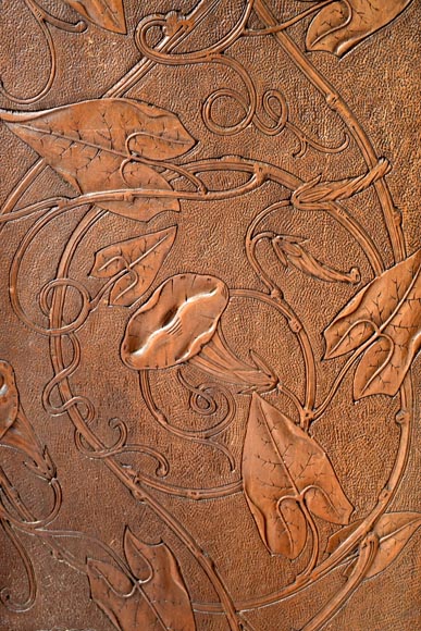 TAHAN (attribué à) — Importante armoire à glace en noyer sculpté à décor naturaliste-13