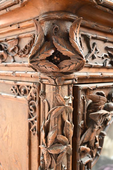 TAHAN (attribué à) — Importante armoire à glace en noyer sculpté à décor naturaliste-14