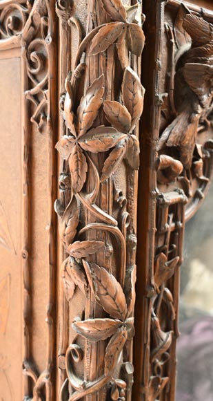 TAHAN (attribué à) — Importante armoire à glace en noyer sculpté à décor naturaliste-15