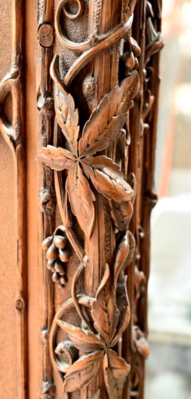 TAHAN (attribué à) — Importante armoire à glace en noyer sculpté à décor naturaliste-16