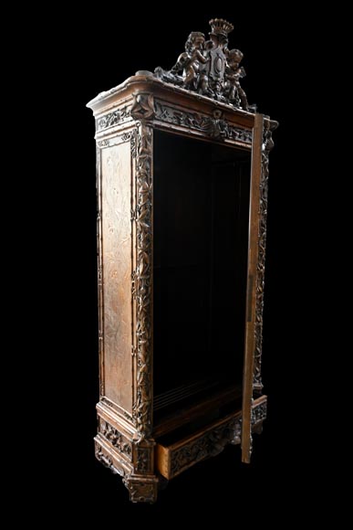 TAHAN (attribué à) — Importante armoire à glace en noyer sculpté à décor naturaliste-17