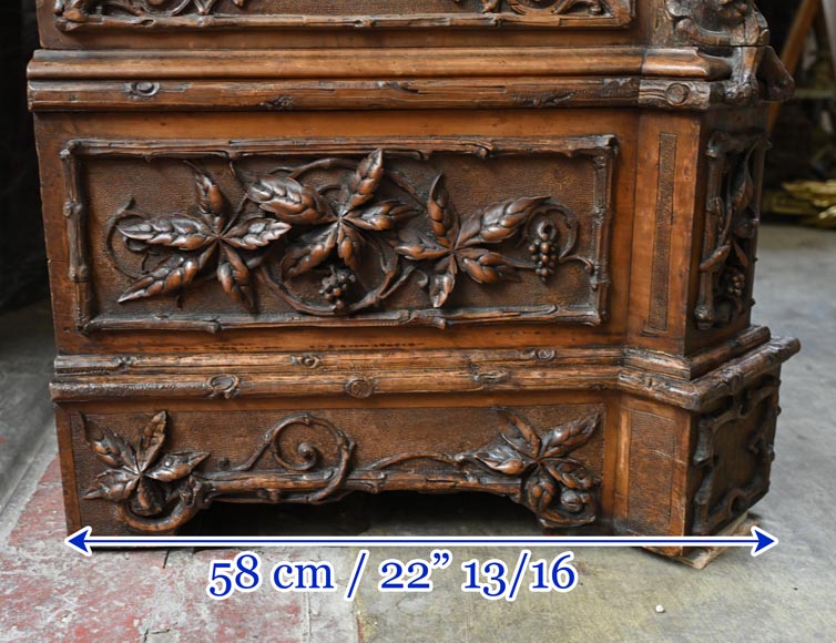 TAHAN (attribué à) — Importante armoire à glace en noyer sculpté à décor naturaliste-18