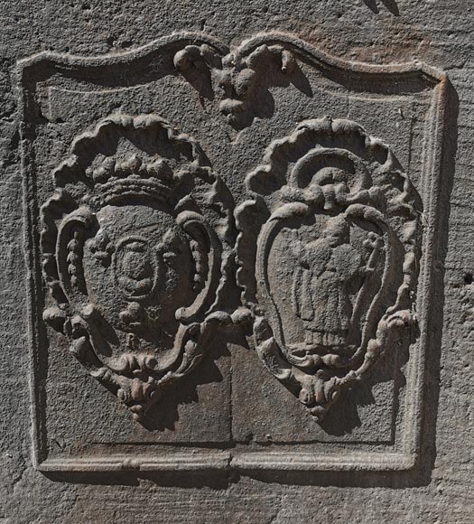 Grande plaque de cheminée du XVIIIe siècle à décor de double armoiries-1