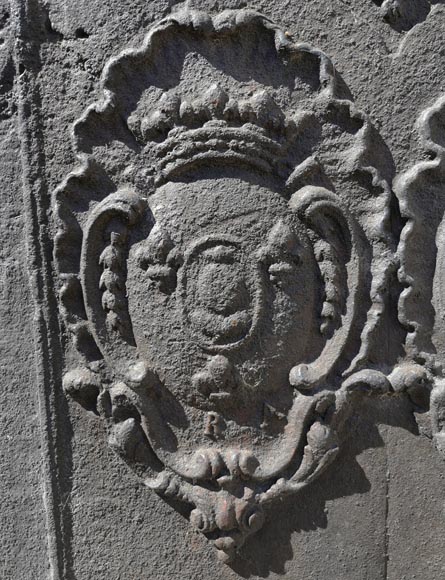 Grande plaque de cheminée du XVIIIe siècle à décor de double armoiries-2