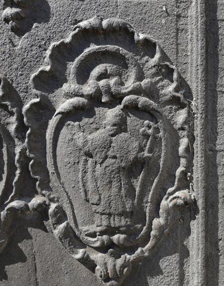 Grande plaque de cheminée du XVIIIe siècle à décor de double armoiries-3