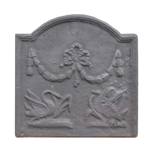 Petite plaque de cheminée en fonte de style Louis XVI au canard et au cygne