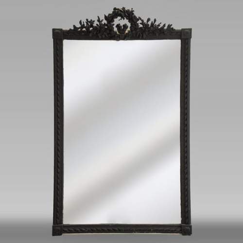 Trumeau de style Louis XVI sculpté d'une belle couronne de fleurs