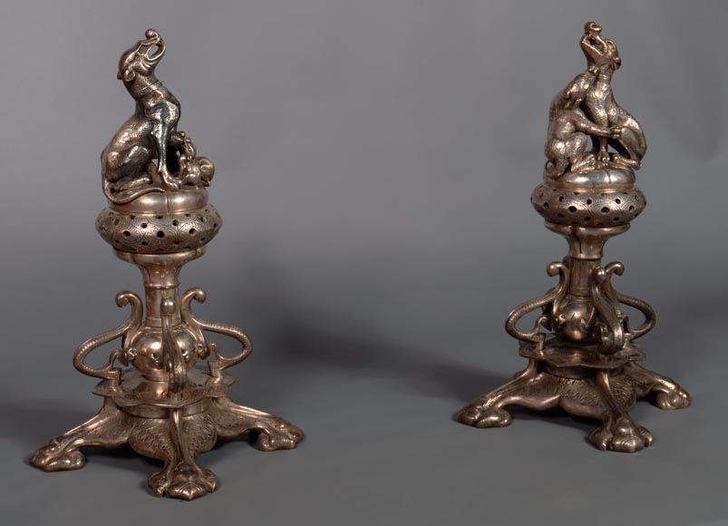 Victor GEOFFROY-DECHAUME,Paire de brûle-parfums en bronze argenté ornés de chiens, vers 1840-1