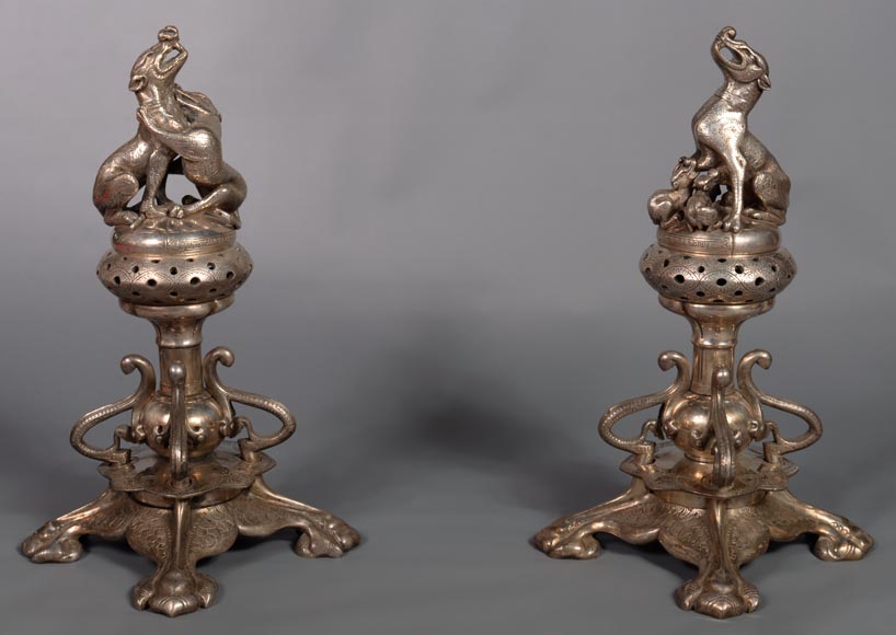 Victor GEOFFROY-DECHAUME,Paire de brûle-parfums en bronze argenté ornés de chiens, vers 1840-8