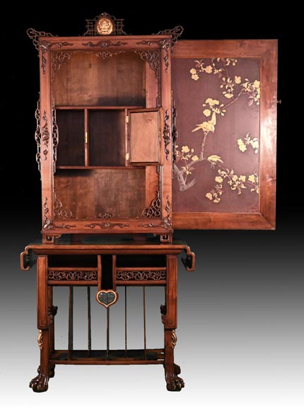 CHARBONNIER (ébéniste) pour L’ESCALIER DE CRISTAL, Cabinet japonisant à panneau laqué coulissant, vers 1890-1