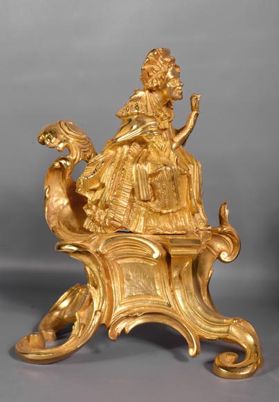 Paire de chenets anciens en bronze doré de style Louis XV en bronze doré avec personnages en costume-1