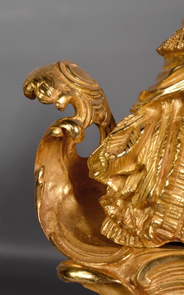 Paire de chenets anciens en bronze doré de style Louis XV en bronze doré avec personnages en costume-3