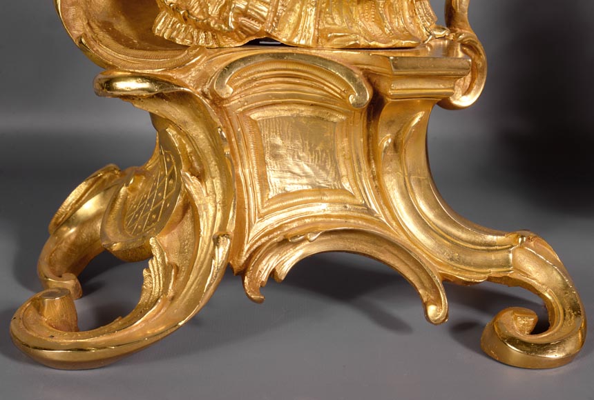 Paire de chenets anciens en bronze doré de style Louis XV en bronze doré avec personnages en costume-4