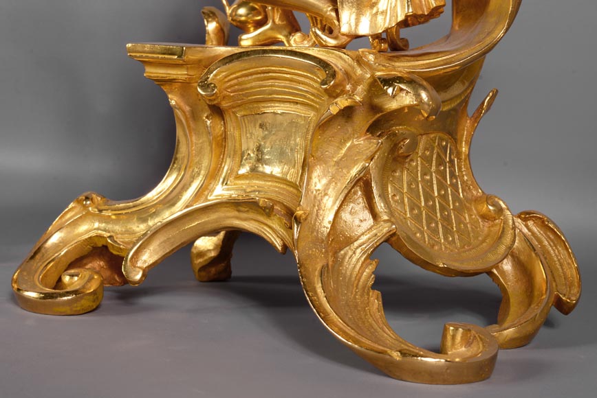 Paire de chenets anciens en bronze doré de style Louis XV en bronze doré avec personnages en costume-7