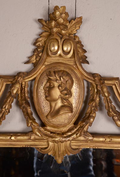 Trumeau ancien de style Napoléon III en bois doré sculpté à décor d'un profil en médaillon-1