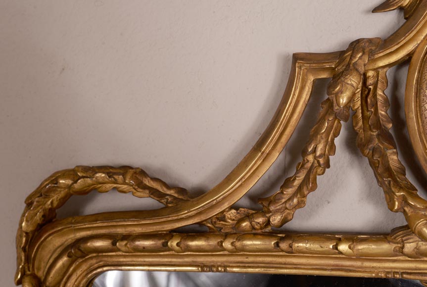 Trumeau ancien de style Napoléon III en bois doré sculpté à décor d'un profil en médaillon-2