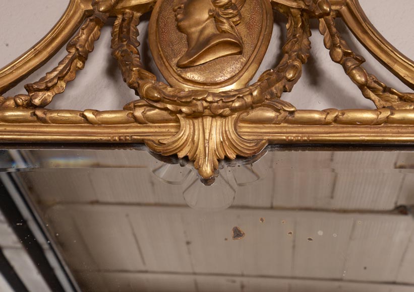 Trumeau ancien de style Napoléon III en bois doré sculpté à décor d'un profil en médaillon-3