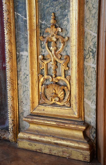 Trumeau de style Régence en bois doré et trompe l’oeil marbre de Campan, début du XIXe siècle-5