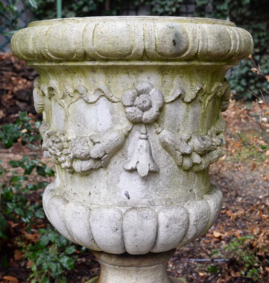 Paire de vases Médicis en pierre composite, fin du XXe siècle-2