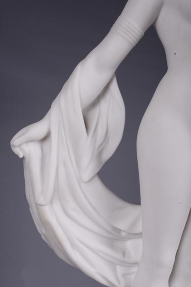 Pendule en marbre fleur de pêcher et bronze doré surmontée d’une sculpture en marbre   blanc statuaire représentant Phryné devant ses juges, signée « Campagne », vers 1900-6
