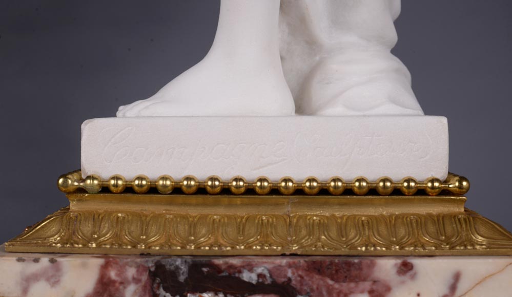 Pendule en marbre fleur de pêcher et bronze doré surmontée d’une sculpture en marbre   blanc statuaire représentant Phryné devant ses juges, signée « Campagne », vers 1900-13