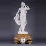 Pendule en marbre fleur de pêcher et bronze doré surmontée d’une sculpture en marbre   blanc statuaire représentant Phryné devant ses juges signée « Campagne », vers 1900