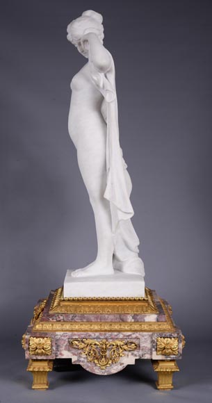 Pendule en marbre fleur de pêcher et bronze doré surmontée d’une sculpture en marbre   blanc statuaire représentant Phryné devant ses juges signée « Campagne », vers 1900-3