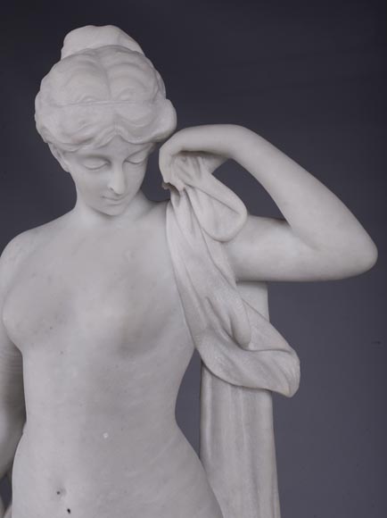 Pendule en marbre fleur de pêcher et bronze doré surmontée d’une sculpture en marbre   blanc statuaire représentant Phryné devant ses juges signée « Campagne », vers 1900-6