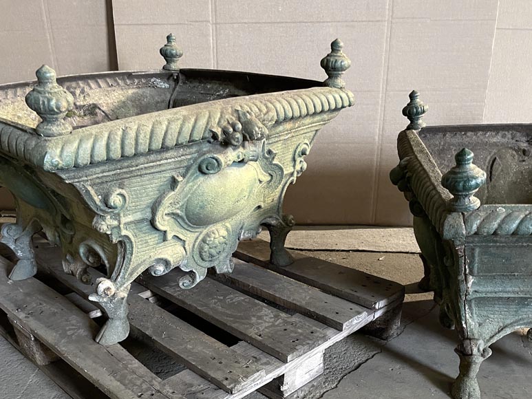 Paire de jardinières en fonte de fer à décor de cartouches et mufles de lion Paire de jardinières en fonte de fer à décor de cartouches et mufles de lion-1