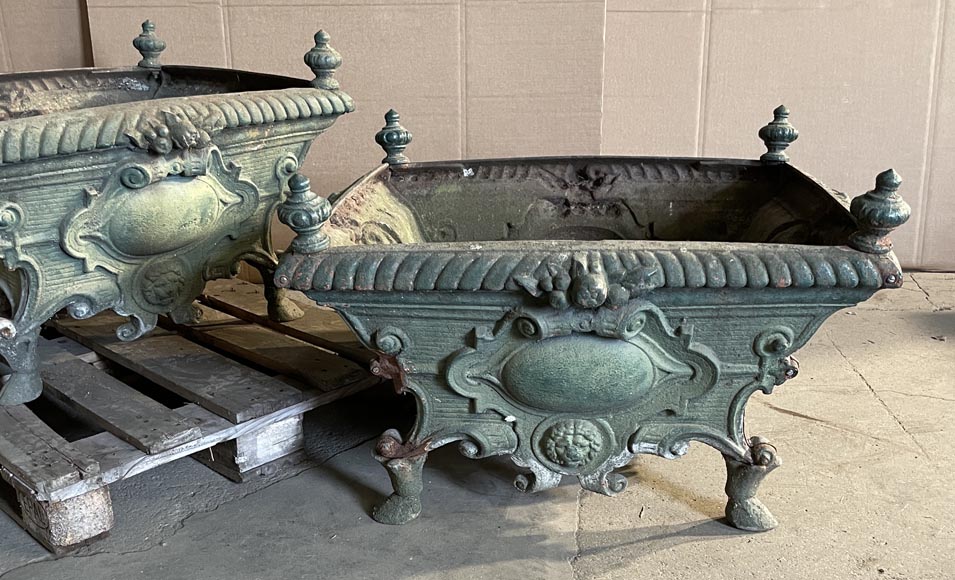 Paire de jardinières en fonte de fer à décor de cartouches et mufles de lion Paire de jardinières en fonte de fer à décor de cartouches et mufles de lion-2