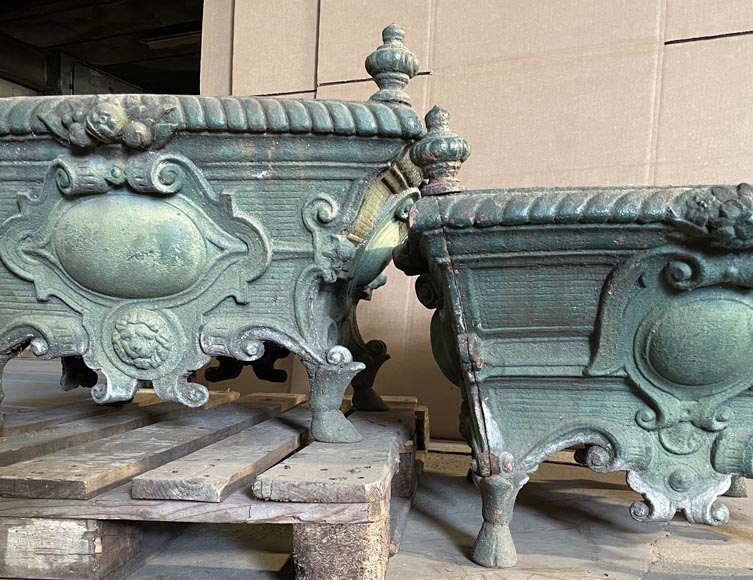 Paire de jardinières en fonte de fer à décor de cartouches et mufles de lion Paire de jardinières en fonte de fer à décor de cartouches et mufles de lion-3
