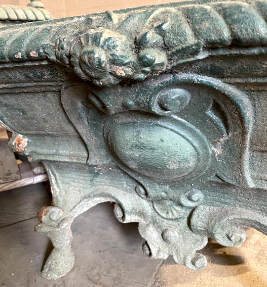Paire de jardinières en fonte de fer à décor de cartouches et mufles de lion Paire de jardinières en fonte de fer à décor de cartouches et mufles de lion-6