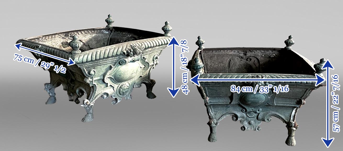 Paire de jardinières en fonte de fer à décor de cartouches et mufles de lion Paire de jardinières en fonte de fer à décor de cartouches et mufles de lion-9