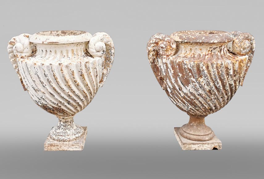 FONDERIE DU VAL D’OSNE, paire de vases en fonte de fer peints, seconde moitié du XIXe siècle -0
