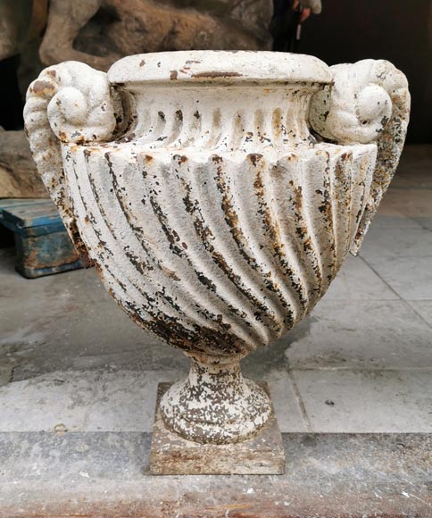 FONDERIE DU VAL D’OSNE, paire de vases en fonte de fer peints, seconde moitié du XIXe siècle -2
