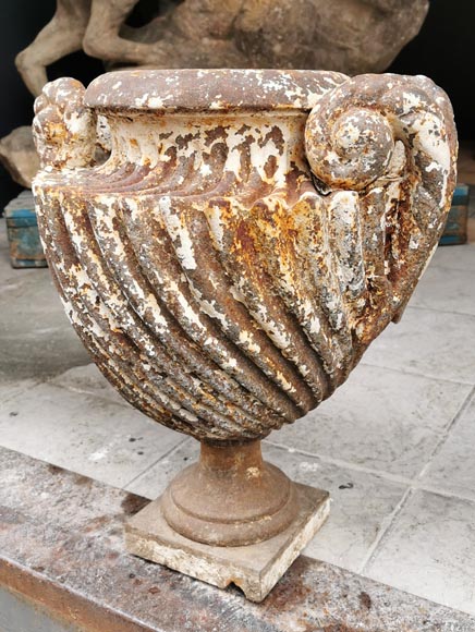 FONDERIE DU VAL D’OSNE, paire de vases en fonte de fer peints, seconde moitié du XIXe siècle -4