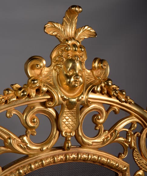 Pare étincelle en bronze doré de style Napoléon III aux mascarons de lion et de putto-1
