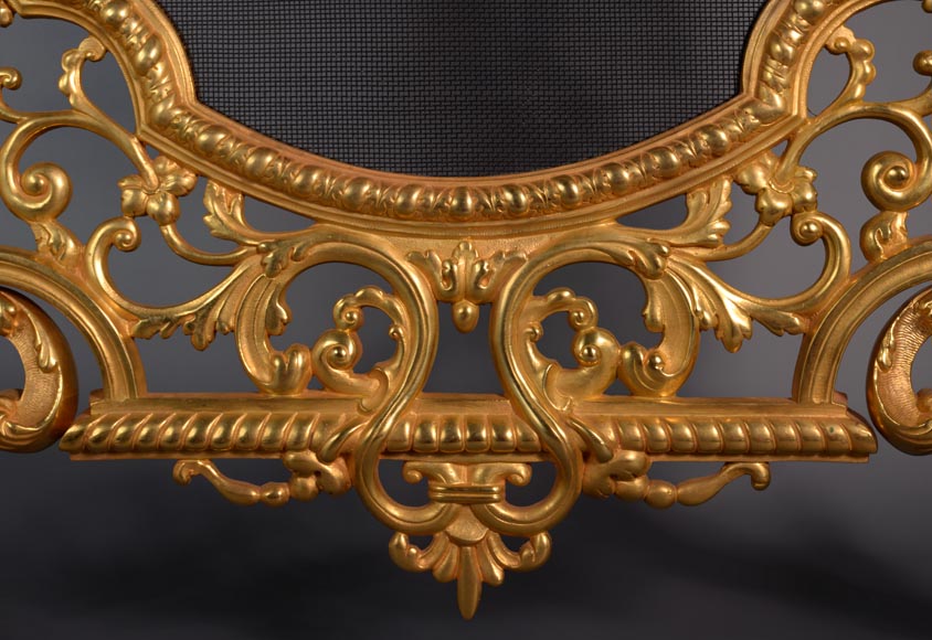 Pare étincelle en bronze doré de style Napoléon III aux mascarons de lion et de putto-5