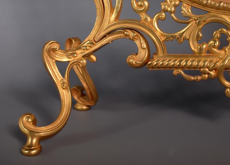 Pare étincelle en bronze doré de style Napoléon III aux mascarons de lion et de putto-6