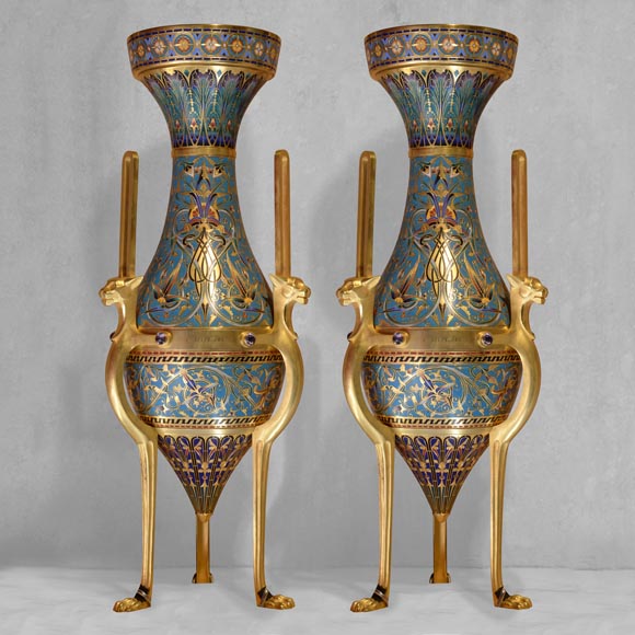 Louis - Constant SEVIN (1821 – 1888) et Ferdinand BARBEDIENNE (1810 – 1892) - Exceptionnelle paire de vases d'ornement en bronze et émail cloisonné, modèle présenté à l'exposition universelle de Londres en 1862-0