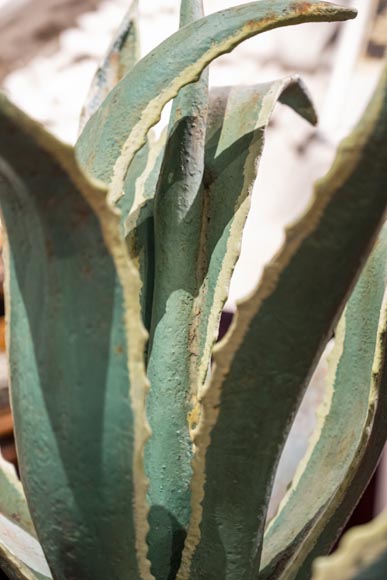 Paire de vase en fonte aux cactus-5
