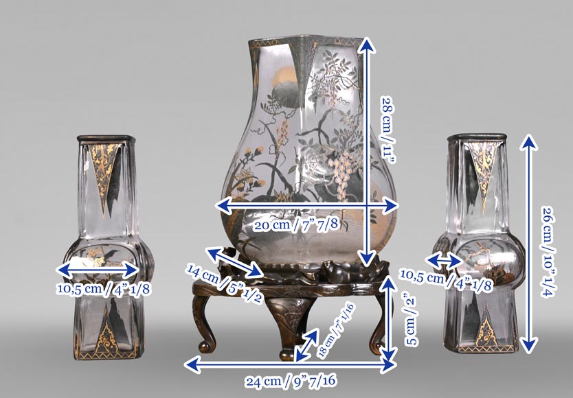 Escalier de CRISTAL, vase balustre sur socle en bronze et paire de vases bambou en cristal-26