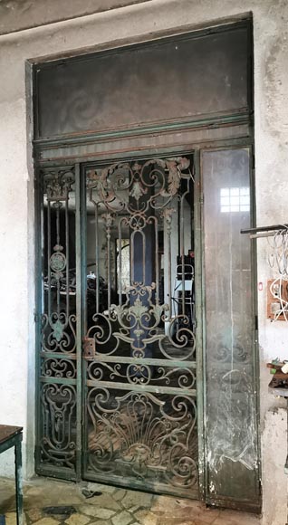 Ancienne porte d’entrée en fer forgé d’un hôtel particulier d’époque Napoléon III-2