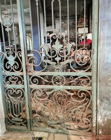 Ancienne porte d’entrée en fer forgé d’un hôtel particulier d’époque Napoléon III-4