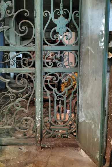 Ancienne porte d’entrée en fer forgé d’un hôtel particulier d’époque Napoléon III-7