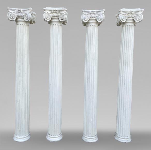 Quatre colonnes de style ionique en plâtre-0