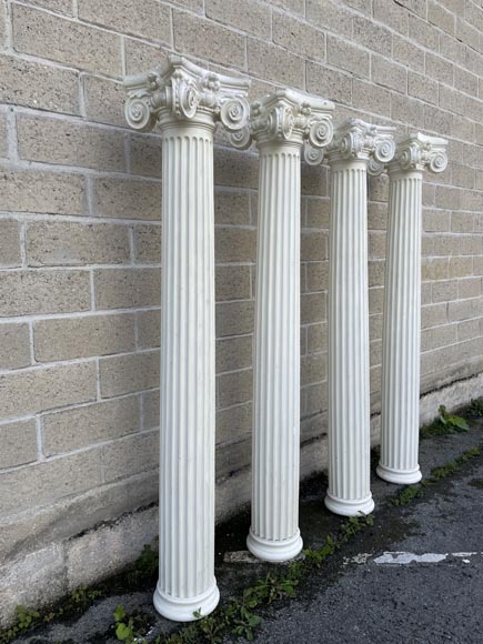 Quatre colonnes de style ionique en plâtre-1